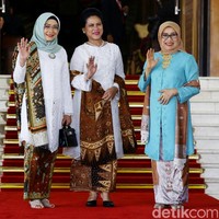 Gaya Iriana kali ini senada dengan busana pilihan Istri Maruf Amin, Wury Estu Handayani yang datang dengan kabaya putih. Bedanya, Wury memakai kebaya model kartini. Foto: Grandyos Zafna