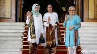 Ibu Negara Iriana Joko Widodo (tengah) bersama Ibu Mufidah Jusuf Kalla (kanan) dan Ibu Wuri Estu Handayani Maruf Amin berfoto bersama sebelum mengikuti upacara pelantikan presiden dan wapres periode 2019-2024 di Gedung Nusantara.