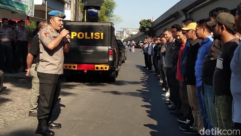 Pelantikan Jokowi, Propam Pastikan Polisi di Makassar Tak Bawa Senpi Pelantikan Jokowi, Propam Pastikan Polisi di Makassar Tak Bawa Senpi