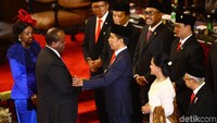 Raja Mswati III Raja Eswatini dan pasangan saat memberikan ucapan selamat kepada Presiden Jokowi dan Wapres Maruf Amin.
