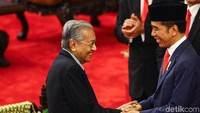 PM Malaysia Mahathir Mohamad dan Presiden Jokowi tampak semringah.