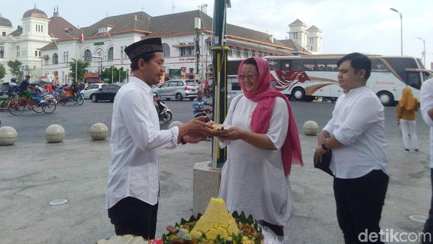 Sejumlah warga memotong tumpeng di Titik Nol Kilometer Yogyakarta. 