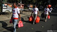 Sementara itu, di pintu barat Monas, terlihat pula satu panggung besar. Tampak panitia sedang mempersiapkan panggung.