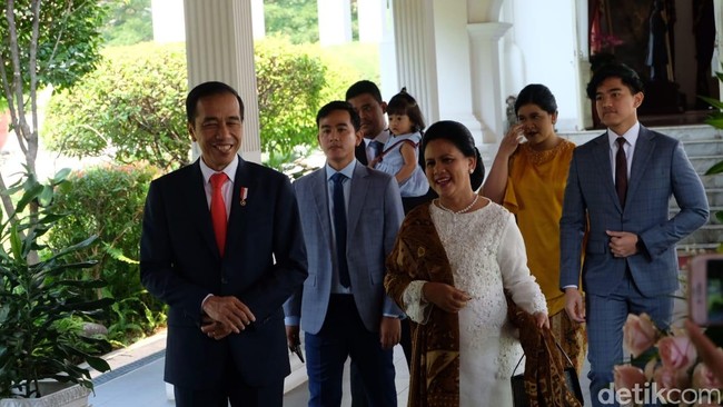 Iriana mengenakan kebaya model baju kurung dengan detail brokat yang menghiasi area depan. Kain batik menjadi andalan sebagai bawahan, senada dengan selendangnya yang tersampir di pundak kanan. Foto: Andhika/detikcom