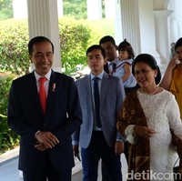 Iriana mengenakan kebaya model baju kurung dengan detail brokat yang menghiasi area depan. Kain batik menjadi andalan sebagai bawahan, senada dengan selendangnya yang tersampir di pundak kanan. Foto: Andhika/detikcom