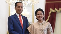 Sementara Iriana terlihat cantik dalam balutan songket berwarna krem.