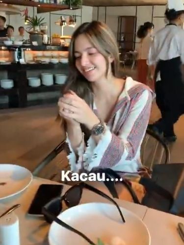 Parah Banget! Nia Ramadhani Masa Nggak Tahu Cara Buka Salak
