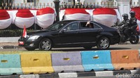 Pantauan detikcom di sekitar Taman Pandang, Jakarta Pusat, Minggu (20/10/2019) sekitar pukul 14.18 WIB, Jokowi awalnya bergerak menuju DPR menumpangi mobil.