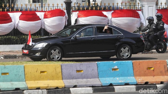 Di tengah perjalanan ke DPR, Jokowi menyempatkan diri turun dari mobil dan menyalami relawannya yang berada di seberang Istana.