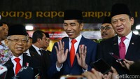 Ini momen saat Jokowi-Maruf tampak semringah usai pelantikan.