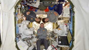 yang bertugas mengganti komponen baterai yang error di bagian luar ISS. Foto: AP