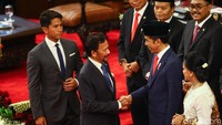 Sultan Brunei Darussalam dan putranya pun tak mau melewatkan kesempatan untuk bertatap muka dengan Jokowi.