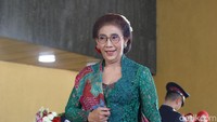 Susi terlihat menawan dalam balutan busana yang dikenakannya.