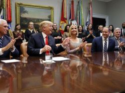 Melihat Spacewalk Bersejarah Dua Astronaut Wanita