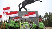 Beberapa dari relawan ini tampil kompak dengan busana yang dikenakan.