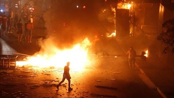 “Protes ini dipicu oleh rancana pajak layanan VoIP. Tapi itu adalah kulminasi beberapa hal seperti kurangnya makanan dan bahan bakar. Ada korupsi besar dan penyalahgunaan dan publik,” kata Diana Hodali, reporter Deutsche Welle. Foto: Reuters