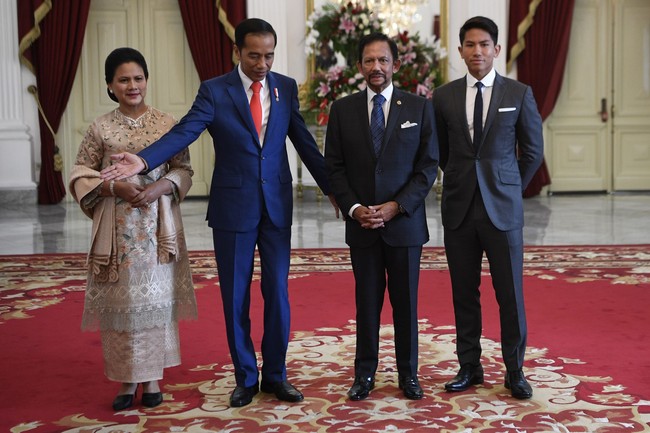Sementara itu, setelan necis juga menjadi andalan Pangeran Brunei Abdul Mateen. Pangeran Mateen datang ke pelantikan Jokowi untuk mendampingi ayahnya, Sultan Hassanal Bolkiah. Sultan Brunei mendapat giliran pertama bertemu Jokowi di Istana Negara sebelum acara pelantikan di Gedung MPR/DPR.  Foto: Dok. Antara