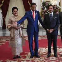 Sementara itu, setelan necis juga menjadi andalan Pangeran Brunei Abdul Mateen. Pangeran Mateen datang ke pelantikan Jokowi untuk mendampingi ayahnya, Sultan Hassanal Bolkiah. Sultan Brunei mendapat giliran pertama bertemu Jokowi di Istana Negara sebelum acara pelantikan di Gedung MPR/DPR.  Foto: Dok. Antara