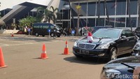 Awalnya mobil dinas Mercedes-Benz Maruf Amin tiba lebih dulu beserta rombongan mobil paspampres pada pukul 14.07 WIB.