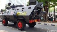 Mobil ini memiliki bobot seberat 11,7 ton dan dibekali mesin diesel turbo DaimlerChrysler OM 924LA. Mesin dikawinkan dengan transmisi DaimlerChrysler Electrical Pneumatic Shifting (EPS). Transmisi tersebut memiliki konfigurasi delapan gigi maju dan enam mundur.  Foto: Ridwan Arifin