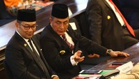 Ridwan Kamil terlihat necis dengan setelan jas hitam.