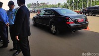 Kemudian pelat nomor Indonesia 2 itu diletakkan di mobil dinas Maruf Amin. Selain itu, mobil dinas protokol juga terlihat diganti pelatnya oleh paspampres.