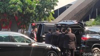 Pantauan detikcom, prosesi tukar plat ini diselenggarakan di depan gedung Nusantara MPR/DPR, Jakarta Pusat, Minggu (20/10/2019).