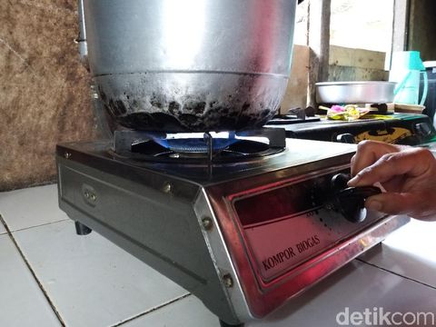 Hasilnya, biogas bisa dimanfaatkan sebagai bahan bakar untuk memasak.