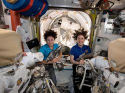 Melihat Spacewalk Bersejarah Dua Astronaut Wanita