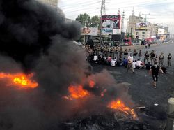 Demo Besar-besaran Gegara Pakai WhatsApp Harus Bayar