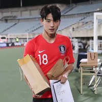 Beberapa foto memperlihatkan Jeong Seung Won berinteraksi dengan para penggemar, seperti memberi tanda tangan dan menerima hadiah selayaknya para artis. Foto: Instagram @seungwon_jeong