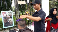 Salah seorang tukang cukur, Rusmanto (38), warga Sleman mengaku sengaja ikut serta dalam cara Mangayubagya Pelantikan Presiden dan Wakil Presiden RI periode 2019-2024 sebagai wujud syukur atas dilantiknya Presiden Jokowi dan Wapres Maruf Amin. Karena berprofesi sebagai tukang cukur, maka ia pun menggratiskan setiap orang yang hendak bercukur di Titik Nol Kilometer.