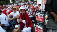 Beberapa relawan tampak membawa sejumlah atribut.