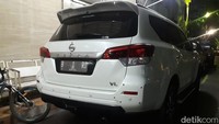 Identitas sementara pemilik mobil adalah IL, berusia 39 tahun, warga Bintara Jaya, Bekasi Barat, dengan pekerjaan sebagai PNS.