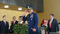 Panglima TNI Marsekal Hadi Tjahjanto tampil mengenakan seragam kebesarannya.
