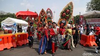 Beberapa bahkan tampil membawakan kesenian daerah yang khas.