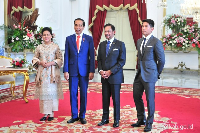 Pada bagian kantong jas, tampak pocket square yang turut menyempurnakan gaya dandy-nya. Tidak ketinggalan, sepatu pantofel hitam ikut menemani penampilannya. Foto: Dok. Antara, Dok. Setkab