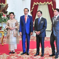 Pada bagian kantong jas, tampak pocket square yang turut menyempurnakan gaya dandy-nya. Tidak ketinggalan, sepatu pantofel hitam ikut menemani penampilannya. Foto: Dok. Antara, Dok. Setkab