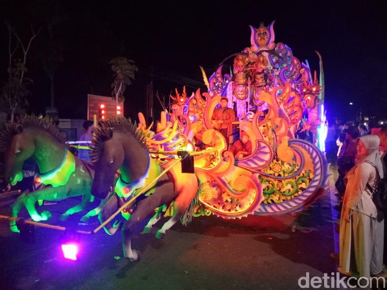 Mewah dan Meriahnya Gelaran Jatim Specta Night Carnival di Situbondo Mewah dan Meriahnya Gelaran Jatim Specta Night Carnival di Situbondo