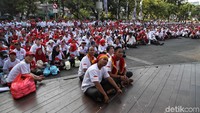 Sembari duduk, mereka terpaku dengan proses upacara pelantikan.