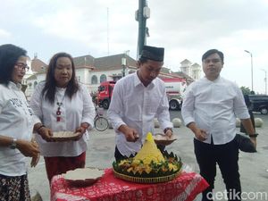 Sambut Pelantikan Presiden, Sejumlah Warga Tumpengan di Titik Nol Yogya