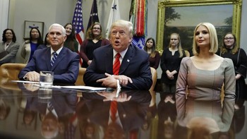 Tampak pula wakil presiden Mike Pence dan Ivanka Trump. Foto: AP