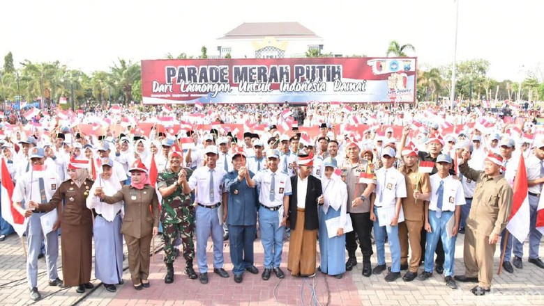 Parade Merah Putih, Bendera Raksasa 700 Meter Kelilingi Alun-Alun Lamongan Parade Merah Putih, Bendera Raksasa 700 Meter Kelilingi Alun-Alun Lamongan