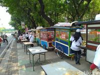 Kaki Lima Sajikan Makanan Gratis di Trotoar Jl Medan Merdeka Barat