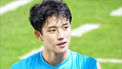 Saking Gantengnya, Pemain Bola Ini Dituntut Fans Posting Foto Tiap Hari