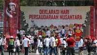 Hingga saat ini para relawan masih terus berdatangan.
