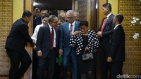 Wakil Presiden Republik Rakyat Tiongkok Wang Qishan saat meninggalkan gedung DPR.