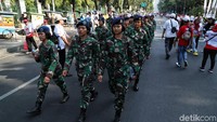 Di dekat Patung Kuda Arjuna Wiwaha, Jalan Merdeka Barat ditutup dengan sekat besi. Di antara sekat besi itu, ada satu pagar yang dijaga anggota TNI dan polisi.