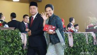 Menteri BUMN Rini Soemarno tampak riang gembira.