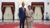 Presiden Joko Widodo didampingi Ibu Negara Iriana Jokowi Widodo tampak berpose jelang pelantikan.
